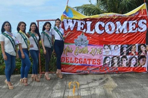 Băng rôn chào đón thí sinh Miss Earth 2016 nhăn nhúm. Ảnh Internet. Băng rôn chào đón thí sinh Miss Earth 2016 nhăn nhúm. Ảnh Internet.