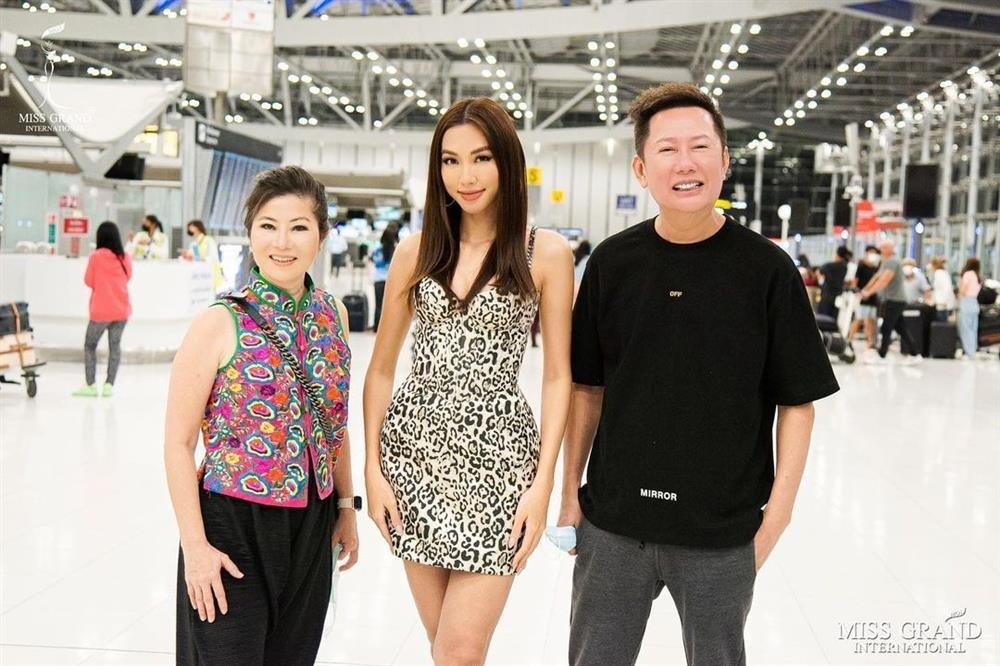 Thùy Tiên chụp ảnh cùng ông Nawat và bà Teresa. Ảnh Internet.