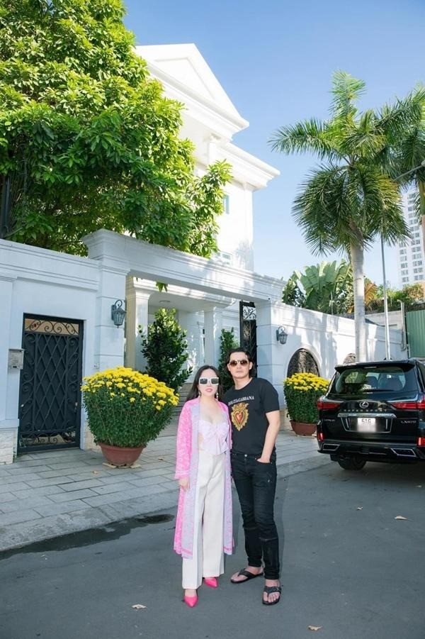 Trong thời gian bên nhau. cả hai thường xuất hiện với hình ảnh sang trọng, thường xuyên diện đồ hiệu.