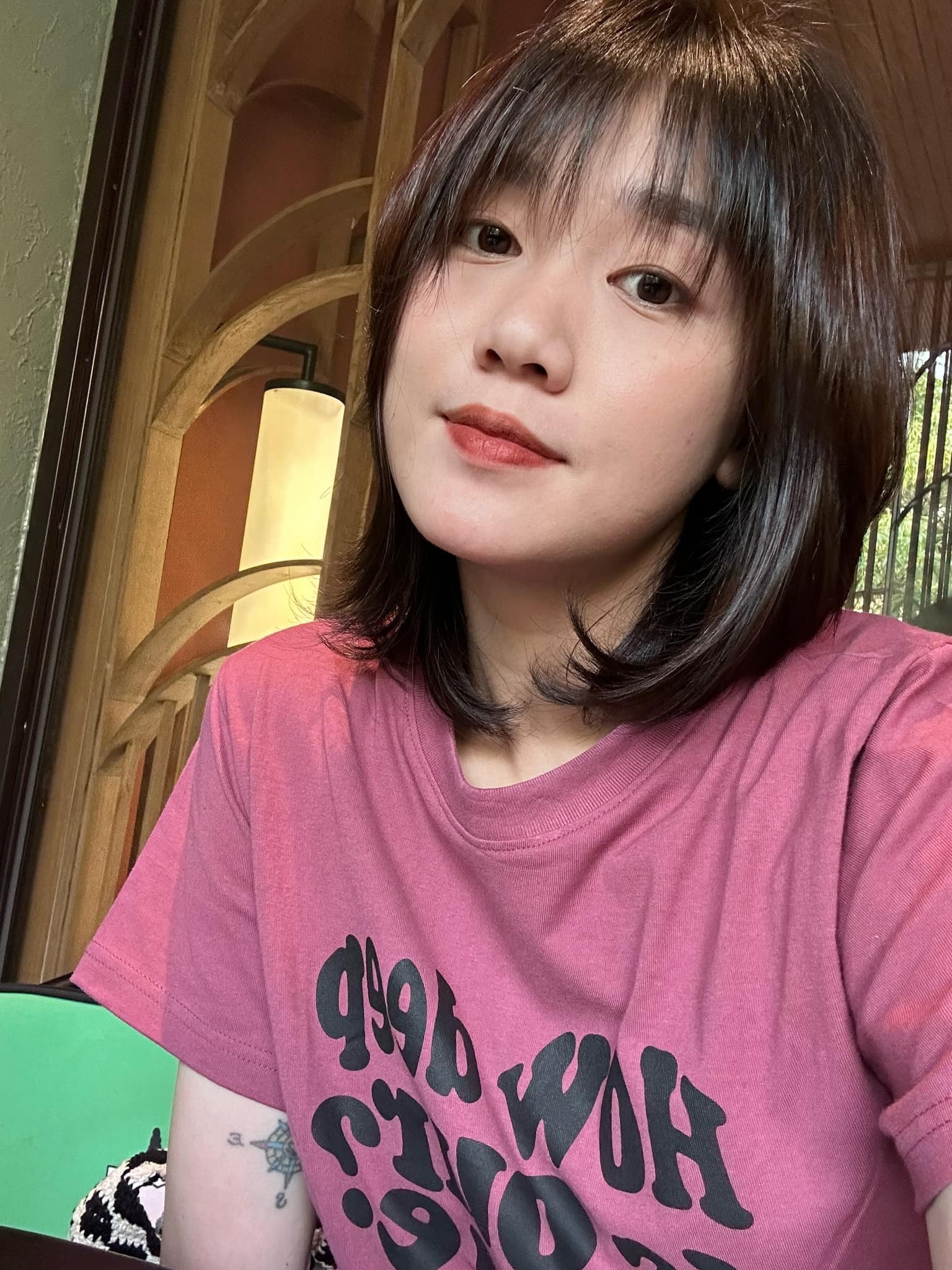 Vợ nam MC có ngoại hình trẻ trung như nữ sinh. Vợ nam MC có ngoại hình trẻ trung như nữ sinh.