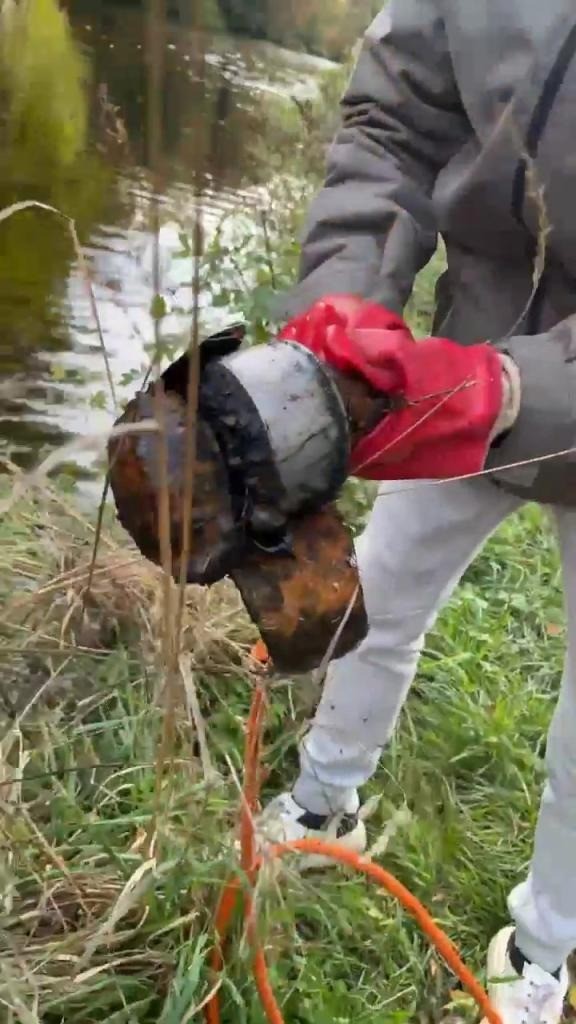 Một ngư dân bị sốc khi 'câu' được một quả lựu đạn từ thời Thế chiến 2. Ảnh: New York Post