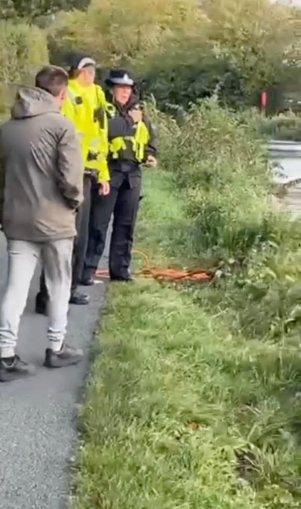 Cảnh sát ngay sau đó đã tới hiện trường để xử lý quả bom. Ảnh: New York Post