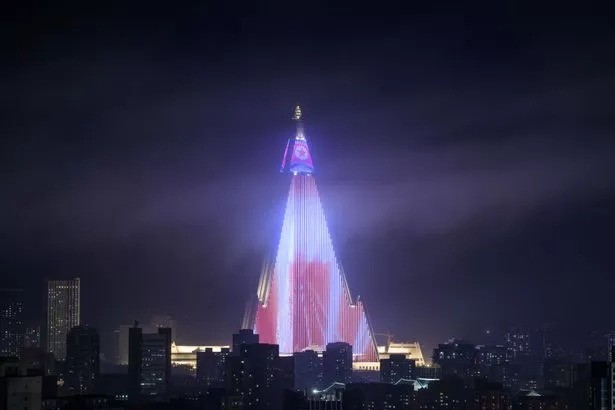 Khách sạn không có người ở cao nhất thế giới vào ban đêm. Ảnh: AFP/ Getty Images Khách sạn không có người ở cao nhất thế giới vào ban đêm. Ảnh: AFP/ Getty Images