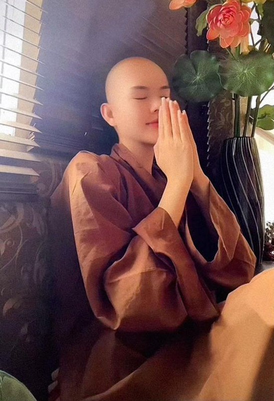 Người mẫu quê Cần Thơ xuống tóc vì bị người yêu phản bội. Người mẫu quê Cần Thơ xuống tóc vì bị người yêu phản bội.