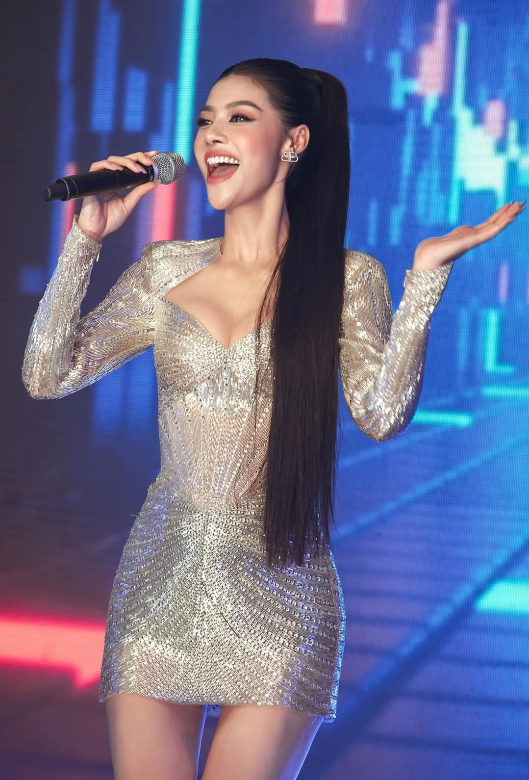 Khi hoa hậu, á hậu lấn sân làm ca sĩ: Người được khen, kẻ gây tranh cãi - Ảnh 1