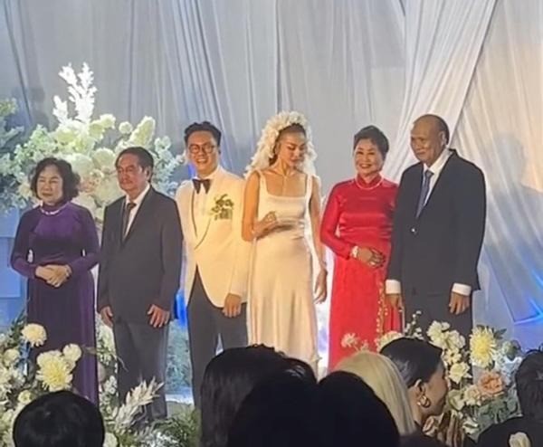 Mẹ chồng Thanh Hằng (áo dài tím ngoài cùng bên trái) trong đám cưới của con trai và con dâu. Mẹ chồng Thanh Hằng (áo dài tím ngoài cùng bên trái) trong đám cưới của con trai và con dâu.