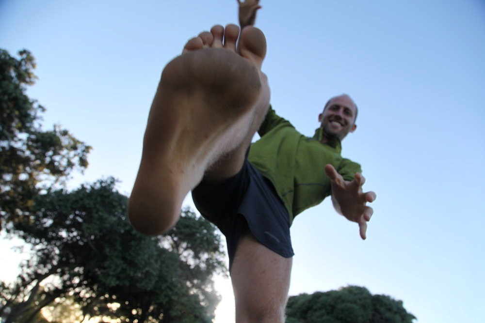 Các chuyên gia y tế cho rằng việc không đi giày sẽ ảnh hưởng tới sức khỏe bàn chân. Ảnh: New York Post