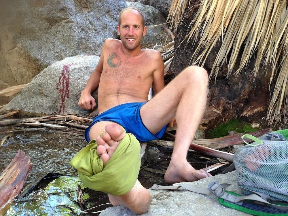 Trừ những trường phải bắt buộc đi giày như khi thời tiết khắc nghiệt anh mới mang giày. Ảnh: New York Post