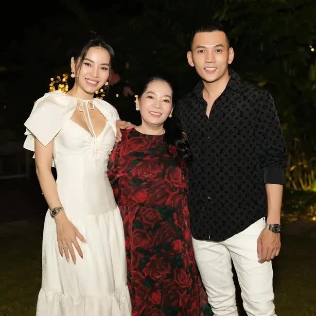 Mẹ chồng Phương Trinh Jolie (giữa). Mẹ chồng Phương Trinh Jolie (giữa).