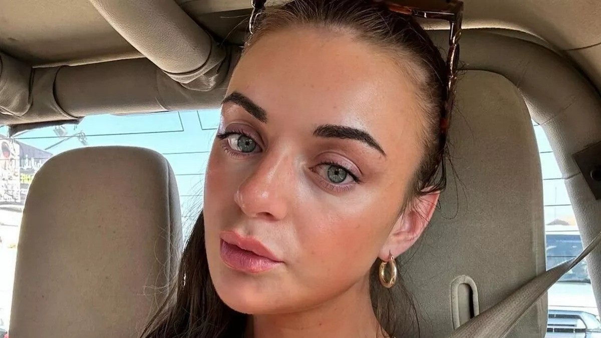 Anya rất vui mừng khi phát hiện món đồ trị giá 12.000 bảng Anh trong ngôi nhà mới của mình. Hình ảnh: Jam Press/Anya Clements.