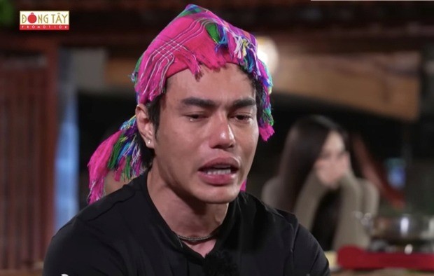 Lê Dương Bảo Lâm đau buồn khi nhận tin mẹ vợ mất đúng lúc anh đang đi quay hình ở xa. Lê Dương Bảo Lâm đau buồn khi nhận tin mẹ vợ mất đúng lúc anh đang đi quay hình ở xa.
