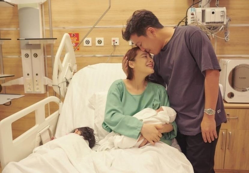 Trường Giang cũng bị chỉ trích vì đi quay show đúng ngày vợ sinh con.