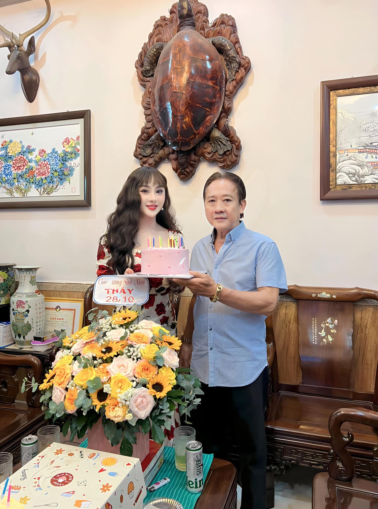 Lâm Khánh Chi bên bố ruột. Ảnh FB Lâm Khánh Chi.