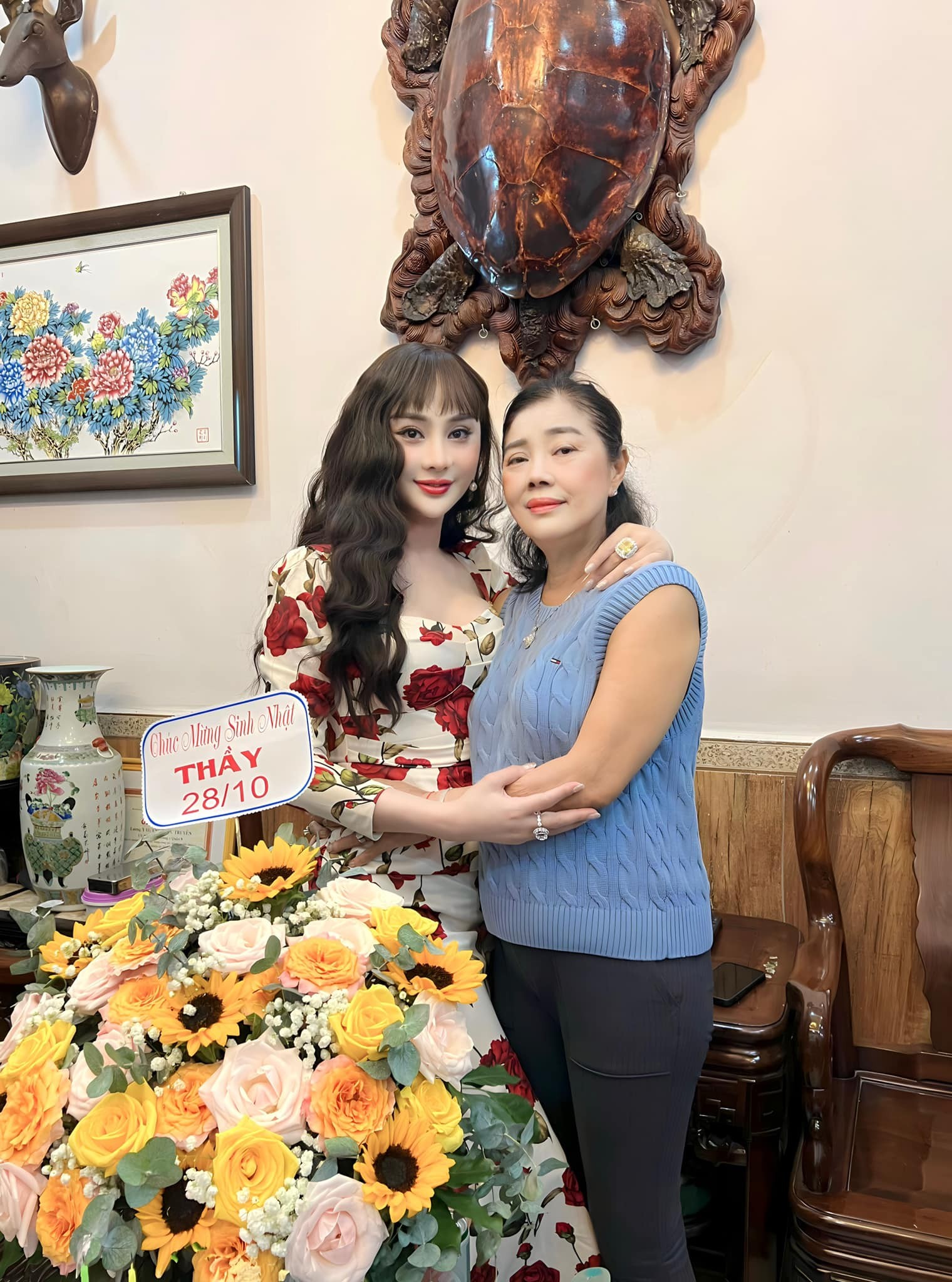 Nữ ca sĩ được khen có nhiều nét giống mẹ. Ảnh FB Lâm Khánh Chi.