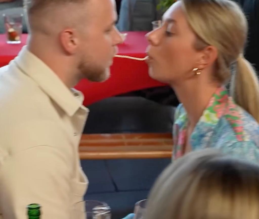 Vapiano, một thương hiệu nhượng quyền mì ống và pizza có trụ sở tại Cologne, đã tập hợp được 465 cặp đôi để phá kỷ lục. Ảnh: FB Vapiano Deutschland