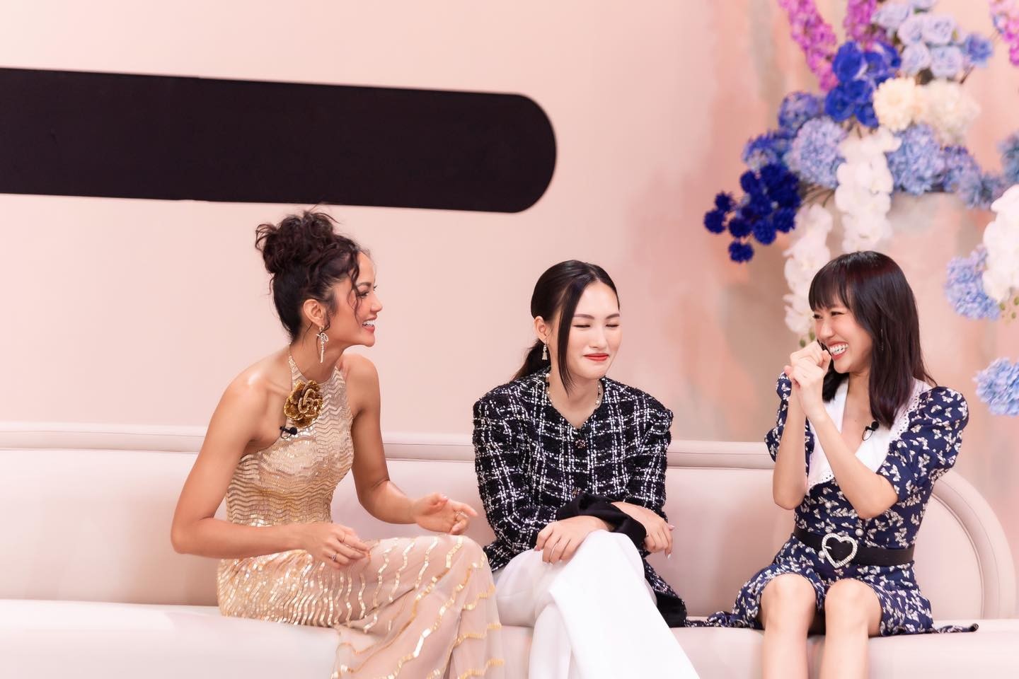 H'Hen Niê (trái) có câu hỏi kém duyên với Diệu Nhi (bên phải).