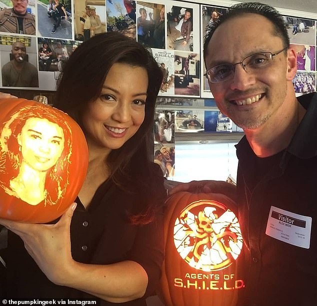 Trong ảnh là thợ khắc bí ngô Alex Wer cùng ngôi sao của phim 'Agents of S.H.I.E.L.D.' Ming-Na Wen. Trong ảnh là thợ khắc bí ngô Alex Wer cùng ngôi sao của phim 'Agents of S.H.I.E.L.D.' Ming-Na Wen.