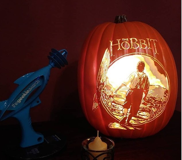 Thiết kế yêu thích của anh là chạm khắc hình bộ phim bộ phim The Hobbit. Thiết kế yêu thích của anh là chạm khắc hình bộ phim bộ phim The Hobbit.