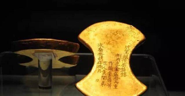 Một món đồ bằng vàng từ thời nhà Minh được tìm thấy trong mộ. Một món đồ bằng vàng từ thời nhà Minh được tìm thấy trong mộ.