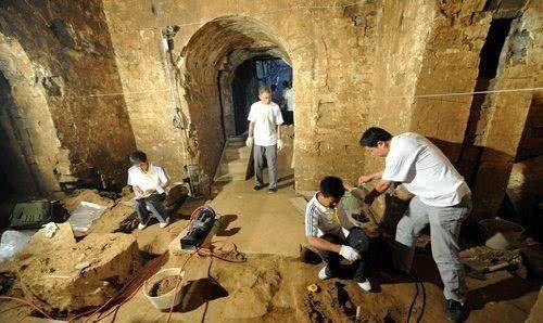Các nhà khảo cổ tiến hành đo đạc, nghiên cứu, khai quật ngôi mộ bị cướp đột nhập. Các nhà khảo cổ tiến hành đo đạc, nghiên cứu, khai quật ngôi mộ bị cướp đột nhập.