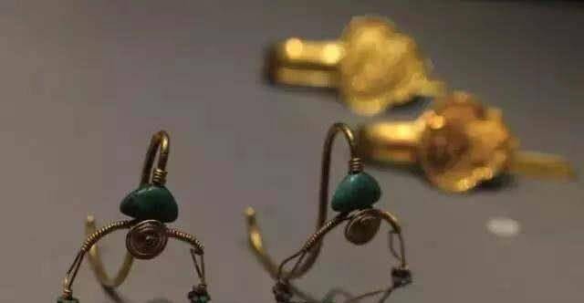 Những món đồ này được cho là có xuất xứ từ phương Tây. Những món đồ này được cho là có xuất xứ từ phương Tây.