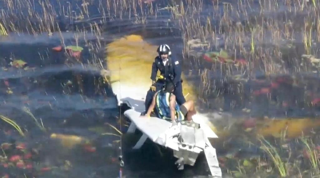 Do điều kiện môi trường khắc nghiệt, người đàn ông phải ở giữa đầm lầy cùng chiếc máy bay trong suốt 6h đồng hồ mới được cứu hộ. Ảnh NBC.