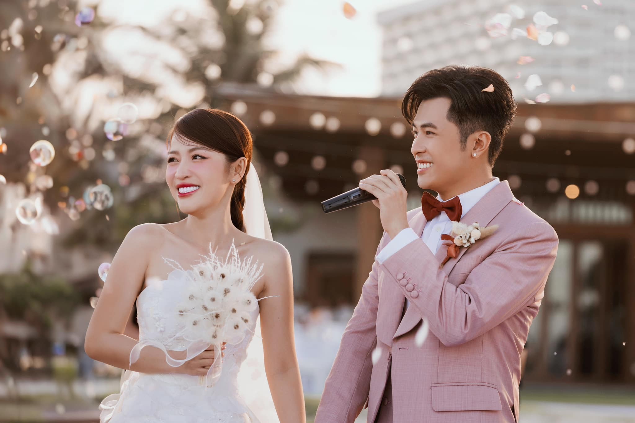Puka và Gin Tuấn Kiệt trong ngày cưới. Ảnh FB Huỳnh Lập. Puka và Gin Tuấn Kiệt trong ngày cưới. Ảnh FB Huỳnh Lập.