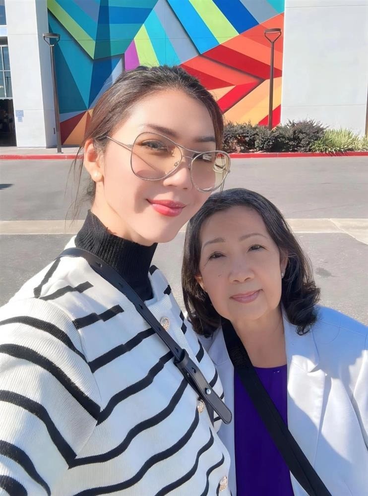 Ngọc Quyên và mẹ ruột. Ngọc Quyên và mẹ ruột.