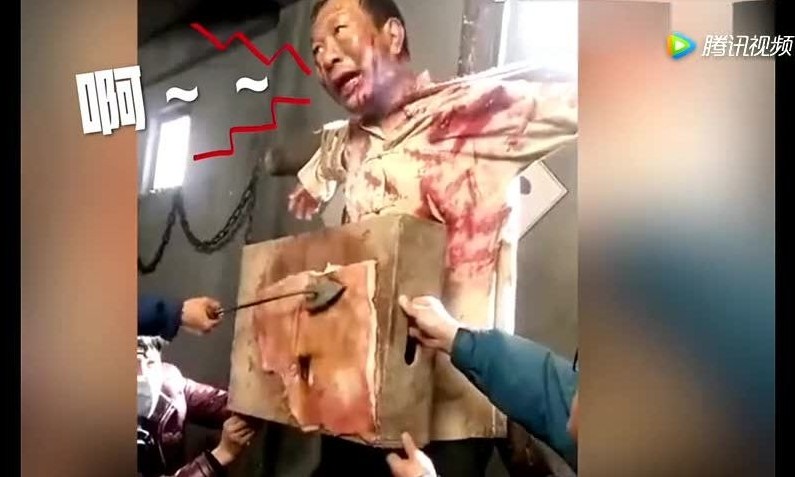 Cảnh tra tấn bằng cách dùng thanh sắt nung nóng dí vào người. Ảnh minh họa.