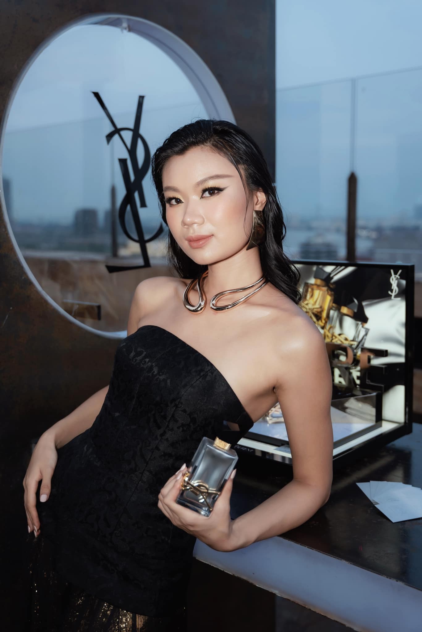 Hồng Đăng - Á hậu 2 tham gia một sự kiện của thương hiệu mỹ phẩm.