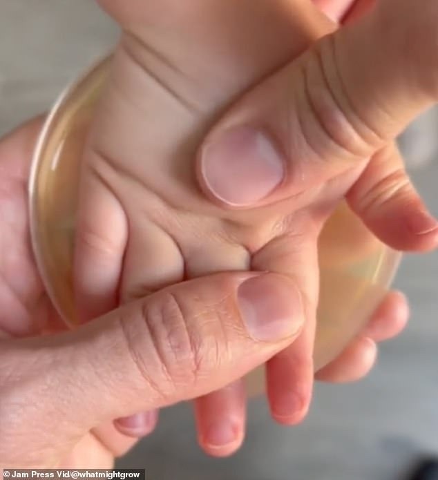 Hàng nghìn vi khuẩn ẩn nấp trên tay trẻ chỉ sau một giờ ở sân chơi công viên. Hàng nghìn vi khuẩn ẩn nấp trên tay trẻ chỉ sau một giờ ở sân chơi công viên.