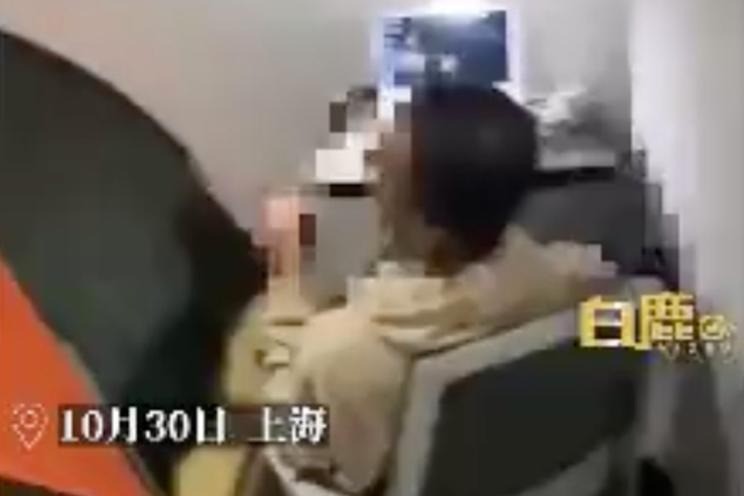 Một người đàn ông ở Thượng Hải sống trong một trung tâm thương mại suốt sáu tháng mà không bị ai phát hiện. Người này trốn tránh nhân viên bảo vệ bằng cách trốn trong một chiếc lều dưới cầu thang. Một người đàn ông ở Thượng Hải sống trong một trung tâm thương mại suốt sáu tháng mà không bị ai phát hiện. Người này trốn tránh nhân viên bảo vệ bằng cách trốn trong một chiếc lều dưới cầu thang.
