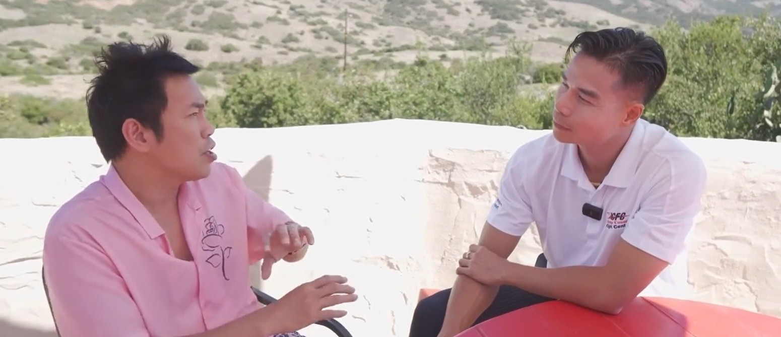 Tiến Đoàn và danh hài Hoài Tâm (áo hồng).