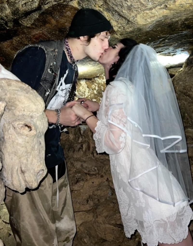 Isabel và Justin kết hôn ở Hầm mộ Paris. Isabel và Justin kết hôn ở Hầm mộ Paris.