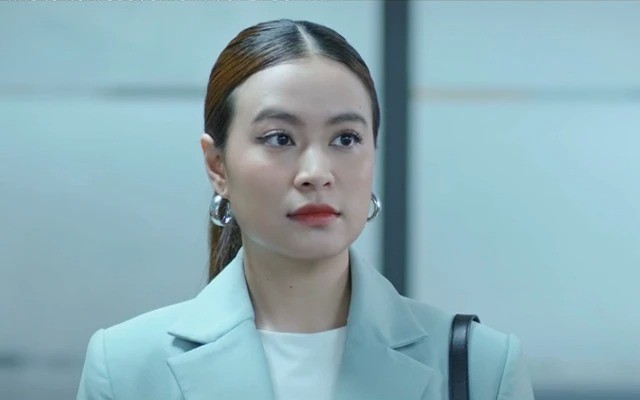Hoàng Thùy Linh có vai chính nhạt nhòa. Hoàng Thùy Linh có vai chính nhạt nhòa.