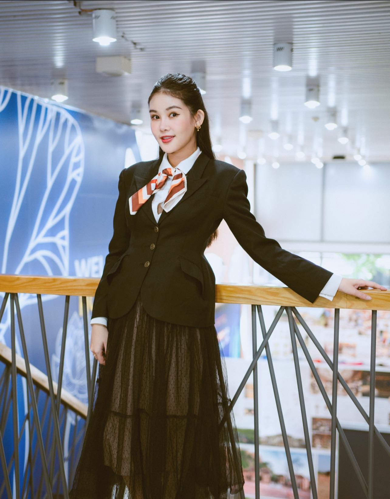 Ở những tháng cuối thai kỳ, Hoa hậu Ngân Anh vẫn lên trường đều đặn.