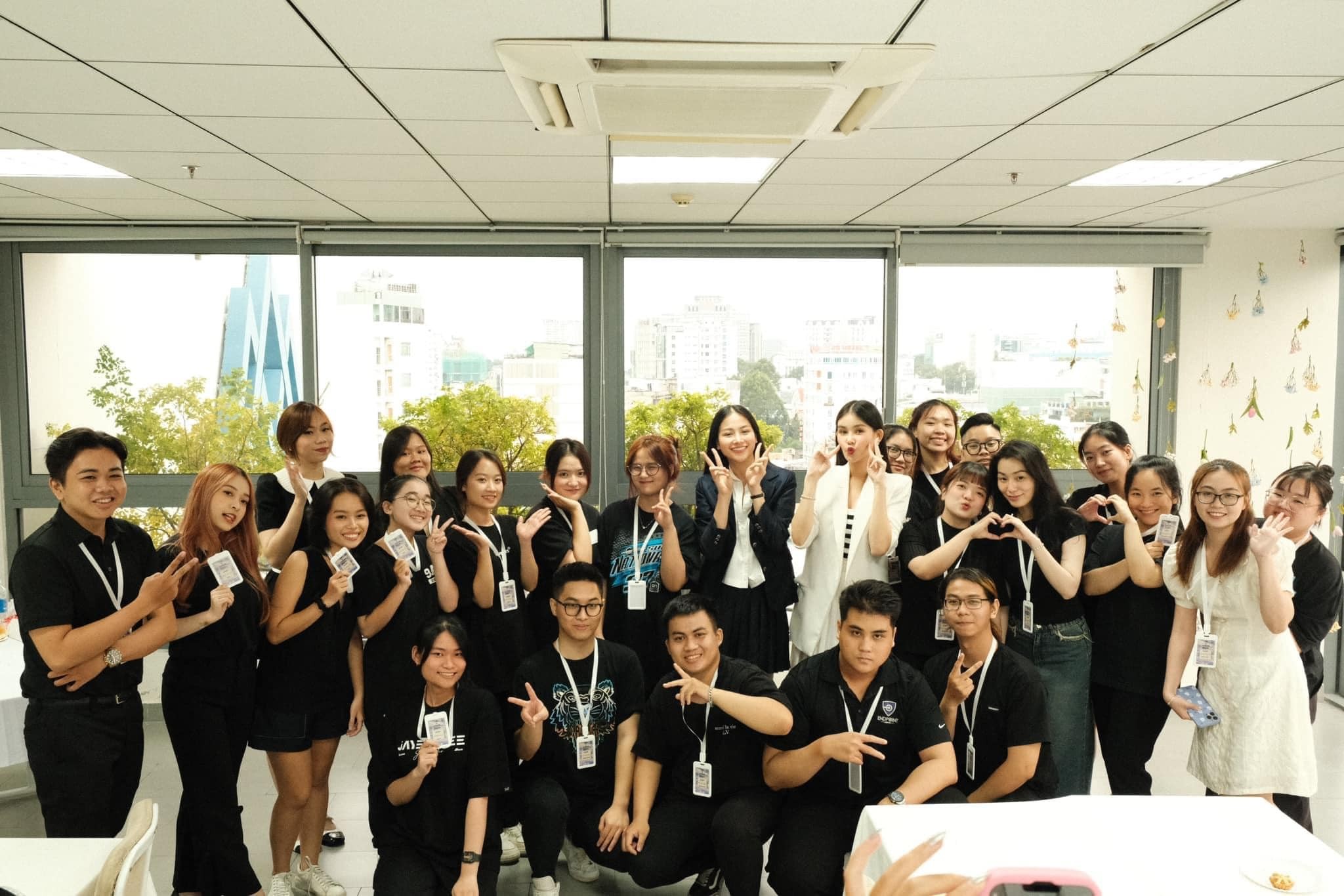 Ngân Anh chụp ảnh kỉ niệm cùng các sinh viên.