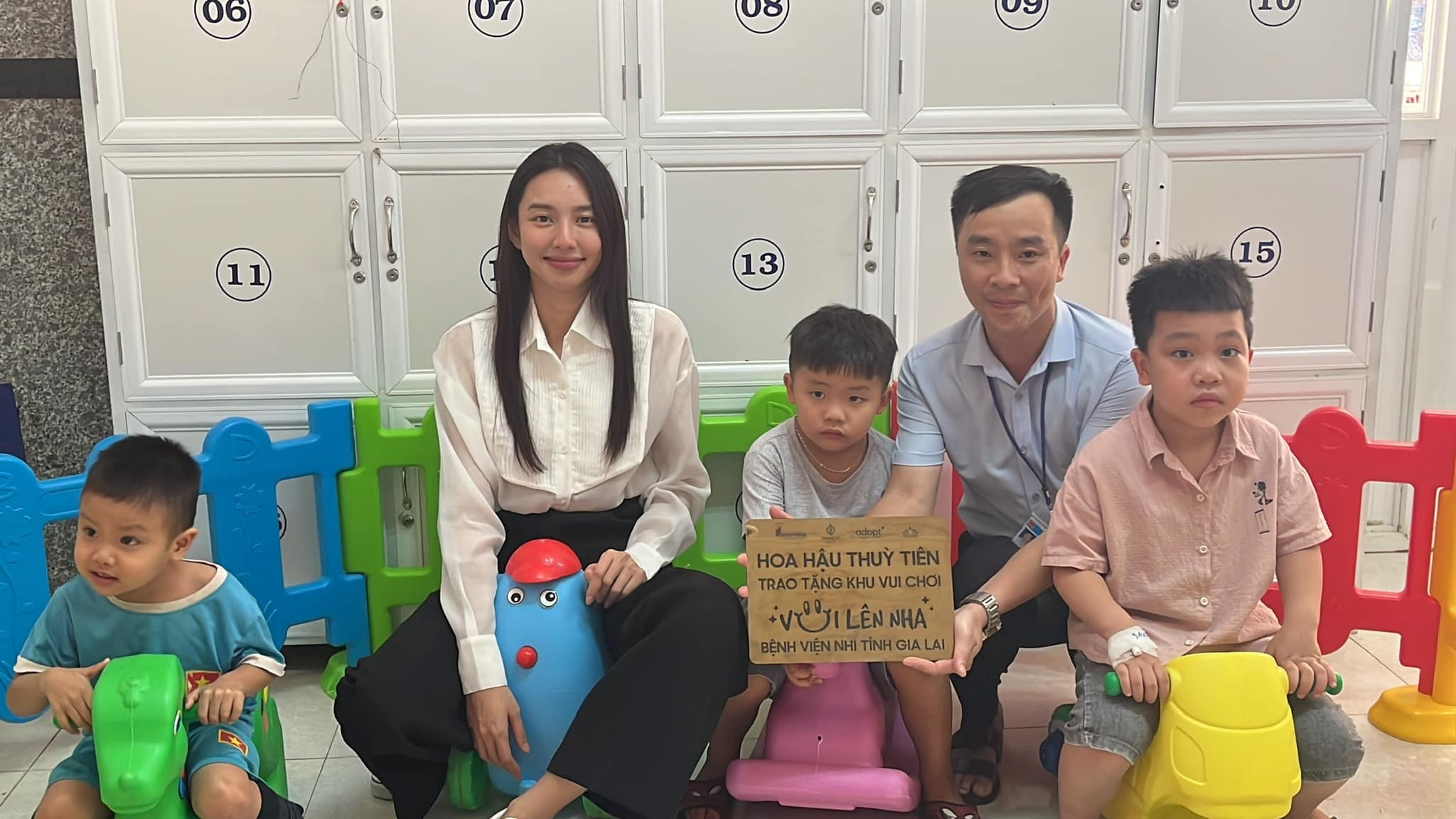 Thùy Tiên trong hoạt động từ thiện gần đây.