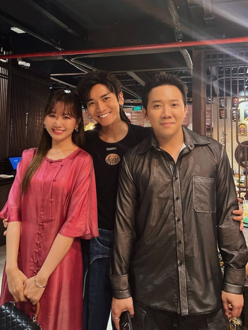 BB Trần (ở giữa) tới dự buổi khai trương nhà hàng mới của vợ chồng Trấn Thành - Hari Won. Ảnh: FB BB Trần.