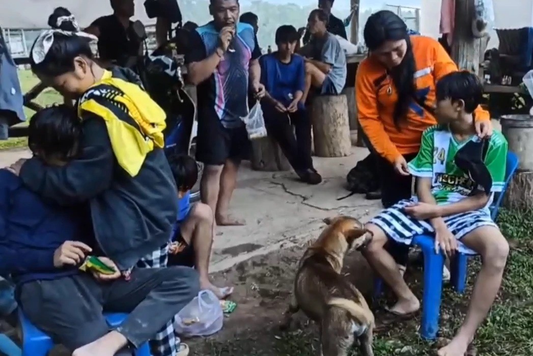 Người thân vui mừng khi cả ba thiếu niên được tìm thấy.