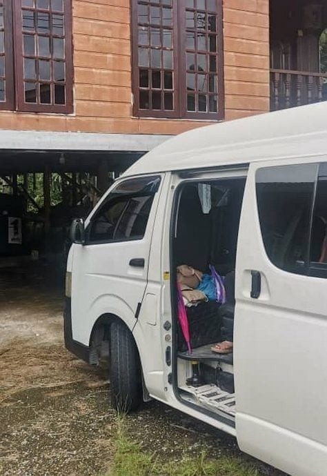 Khi đoàn nhà trai đến nhà nghỉ thì mới được thông báo họ không đặt chỗ trước. Tuy nhiên, lúc này nhà trai vẫn chưa phát hiện ra sự việc. Khi đoàn nhà trai đến nhà nghỉ thì mới được thông báo họ không đặt chỗ trước. Tuy nhiên, lúc này nhà trai vẫn chưa phát hiện ra sự việc.
