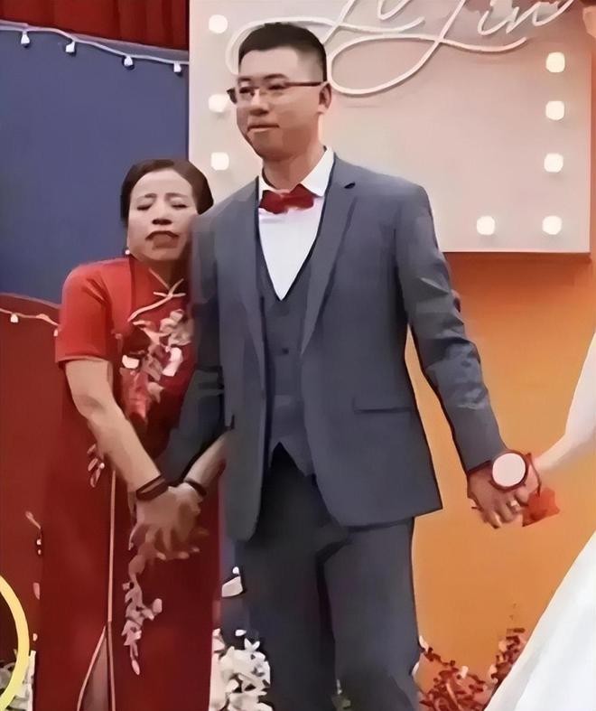 Mẹ chú rể liên tục nắm tay, ôm con trai trên sân khấu đám cưới của con trai và con dâu. Mẹ chú rể liên tục nắm tay, ôm con trai trên sân khấu đám cưới của con trai và con dâu.