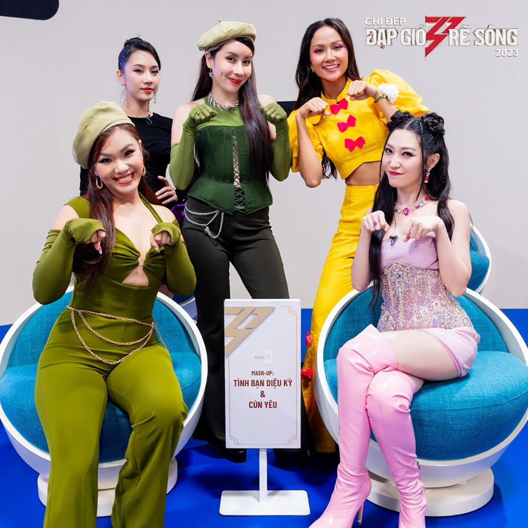 Nhóm H'Hen Niê. Ảnh FB Chị Đẹp đạp gió rẽ sóng. 