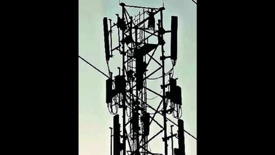 Cô gái trèo lên tháp di động cao 50m. Ảnh Indiatimes.