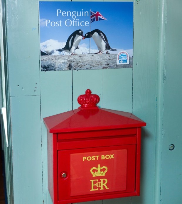 Bưu điện xử lý 80.000 lá thư của khách du lịch trong mỗi mùa.