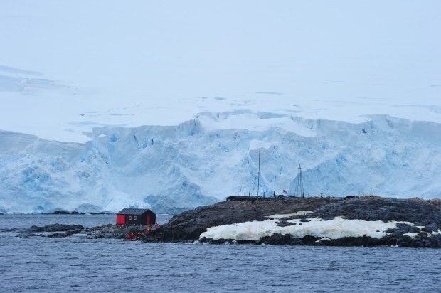 Người được nhận sẽ sống trên một hòn đảo băng giá xa xôi đi kèm với những thách thức và bất tiện về điều kiện sống.
