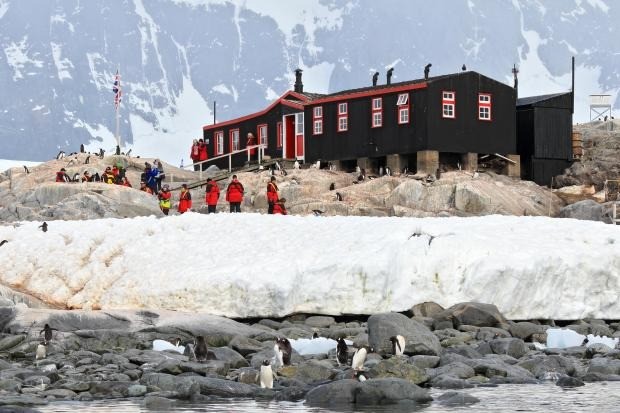 Các ứng viên được cảnh báo về những tiện nghi tối thiểu có sẵn trong suốt thời gian lưu trú của họ.