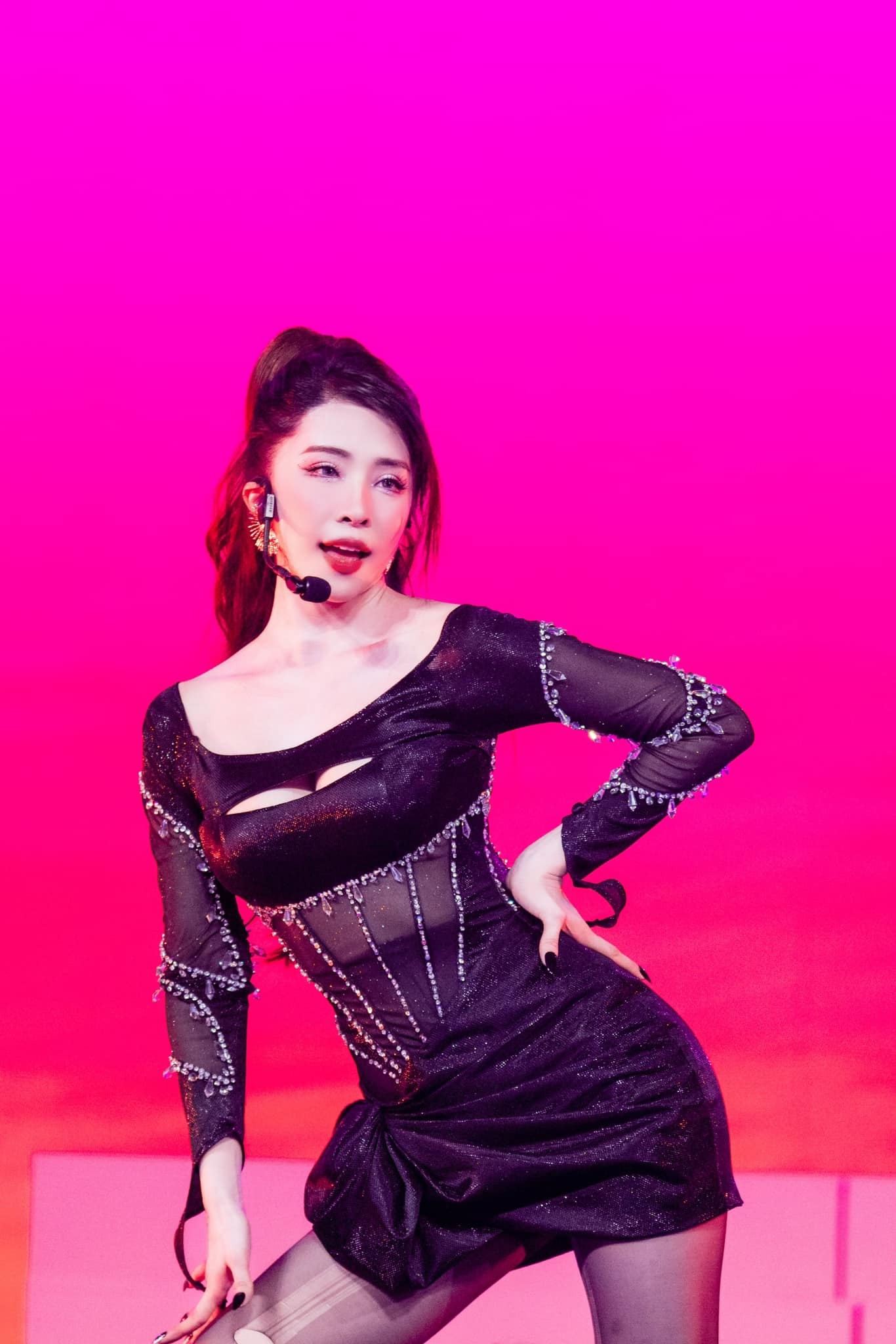 Quỳnh Nga bầm dập, Lệ Quyên luyện vũ đạo đến bật móng chân khi tham gia show 'Chị Đẹp' - Ảnh 1