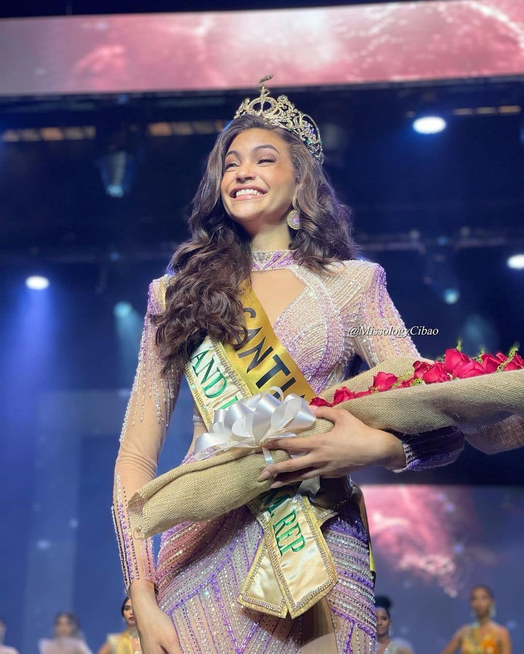 Skarxi Marie bị chê xấu vì lỗi trang điểm ngay trong đêm đăng quang ở trong nước. 