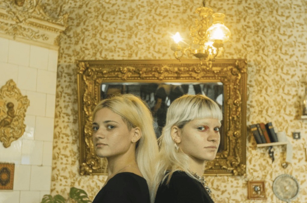 Ano Sartania (phải) và người chị em sinh đôi.